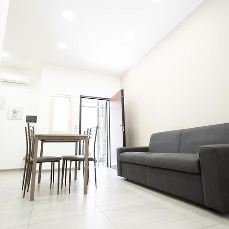 Casa Vacanza Serafino Apartment คาตาเนีย ภายนอก รูปภาพ