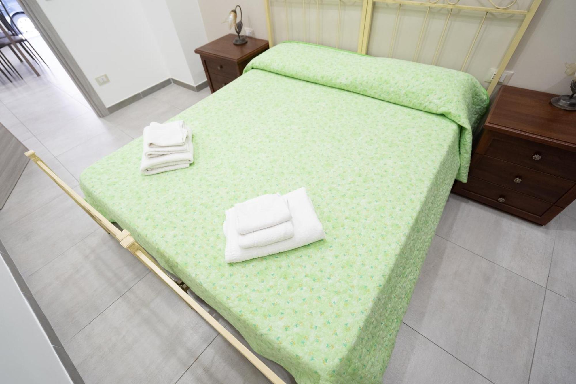 Casa Vacanza Serafino Apartment คาตาเนีย ภายนอก รูปภาพ