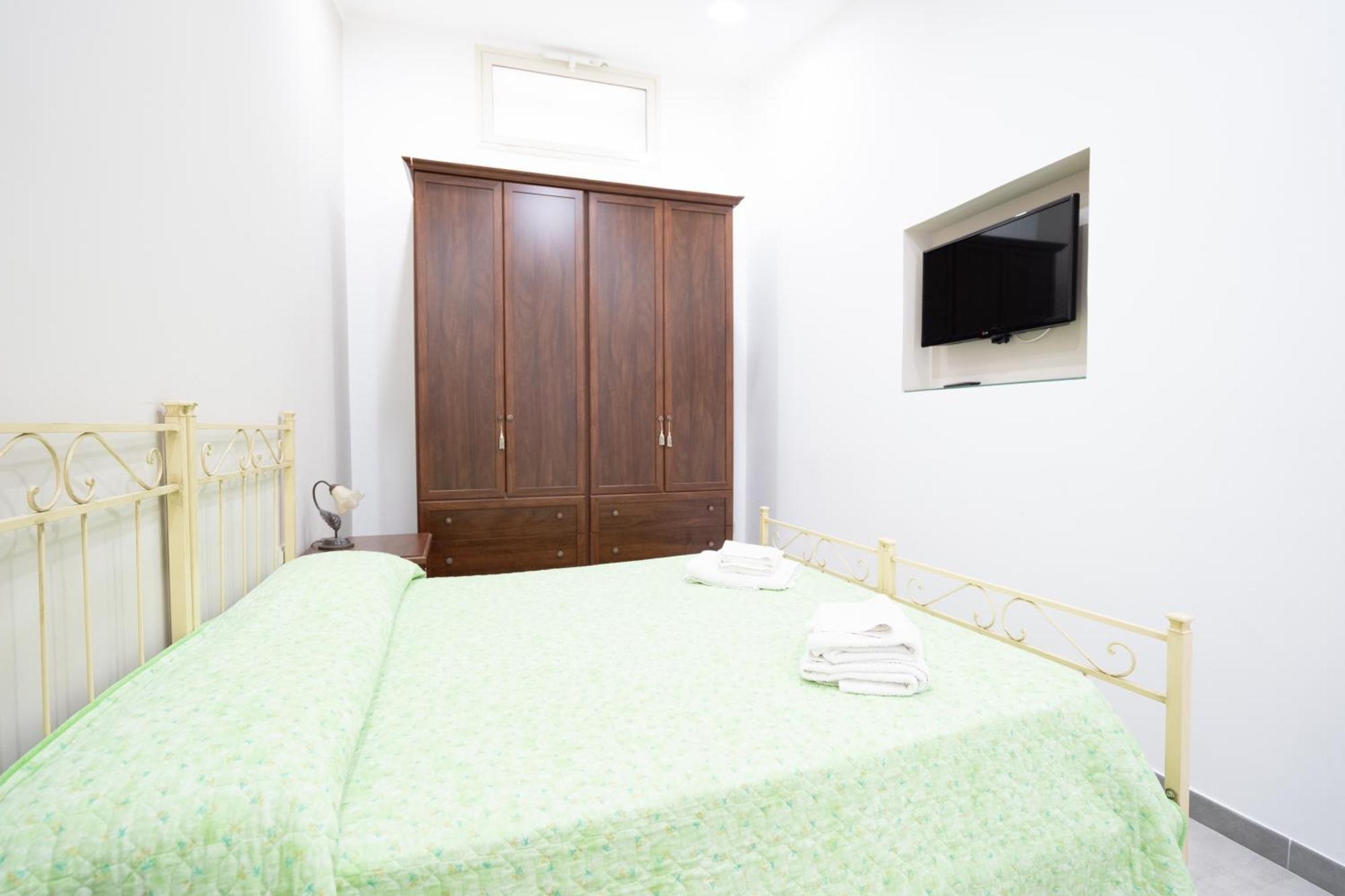 Casa Vacanza Serafino Apartment คาตาเนีย ภายนอก รูปภาพ